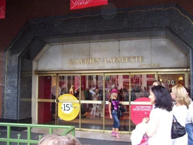 Aqui en las Galerias LAFAYETTE, PARIS
