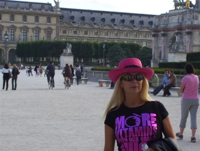 MIRIAM en MADRID, frente al PALACIO REAL, ESPANA