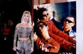 Miriam en una fiesta ofrecida por Sony, junto a los Rabanes.