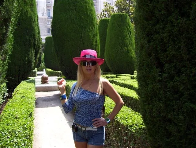 MIRIAM RECORRIENDO LOS JARDINES DEL PALACIO REAL, MADRID, ESPANA