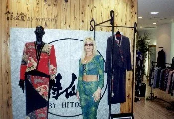 Miriam eligiendo disenos de ropa en Tokyo.
