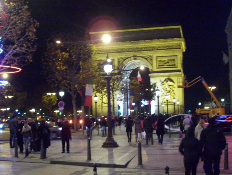 PARIS , UNA FIESTA DE LUCES Y COLORES. · 8