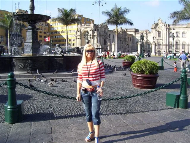 AQUI EN LA PLAZA DE ARMAS EN PERU