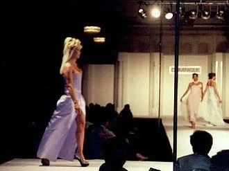 Miriam desfilando como Modelo top, de famosos disenadores